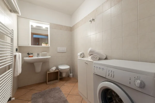 Vista bagno con lavatrice Residence Lambin